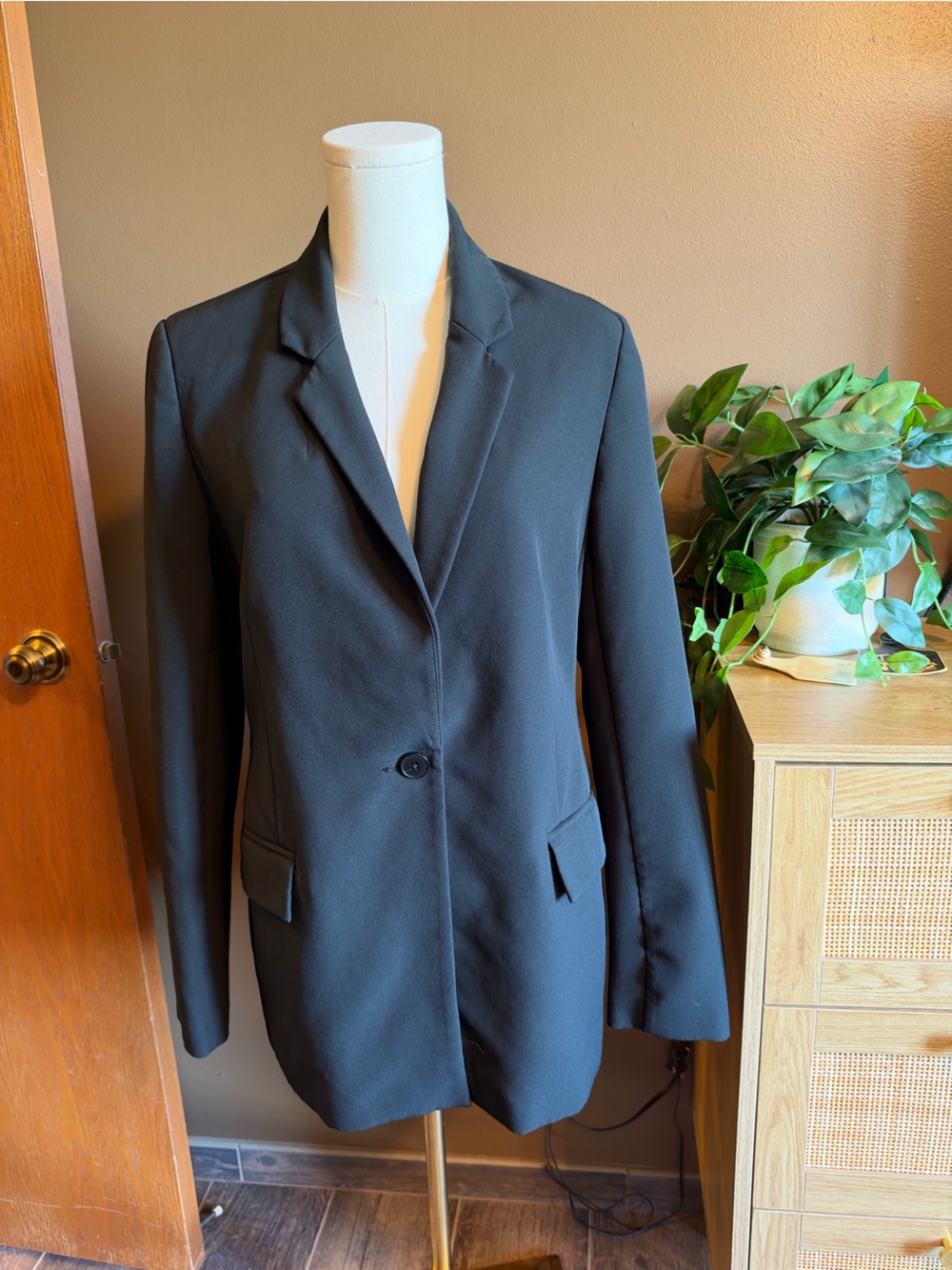 Classic Black Single-Button Women's Blazer